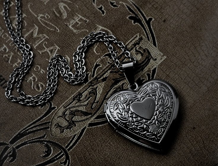 kaysunoopalagi's tweet photo. - necklace.
a #sunwon au for horror au fest, #SpookyCha , wherein—
solace (sn) always wore his necklace as part of his body but then, haven (jw) was the one wearing that necklace—walking absent-mindedly? https://t.co/9jhOQpHzQ3