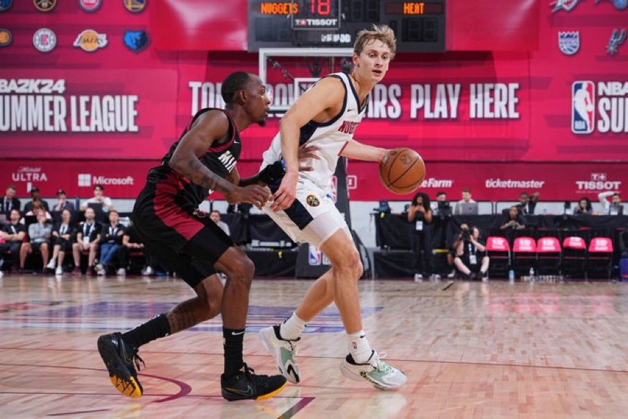 CharlieSpungin's tweet image. 🧵 Did the Nuggets find another gem with Hunter Tyson at pick #37?

Through four games, Tyson has showcased his all-around talent: versatile &amp;amp; efficient scoring, movement, defending.

Last night vs. Miami, he had 31 points on a 111.7 TS%. A thread on his game on both ends…

🎥⬇️