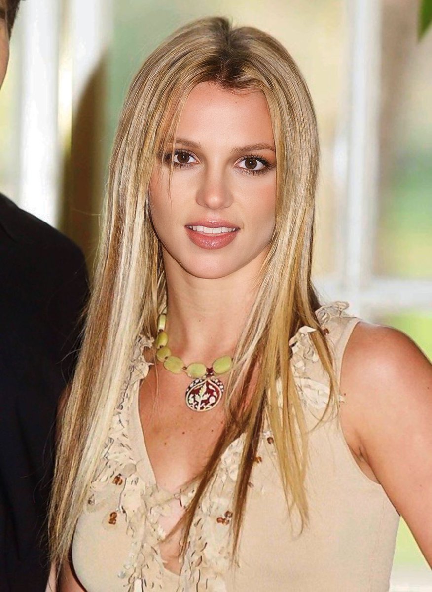 RT @britney_global: Britney Spears @ “Crossroads” photocall in London, UK (2002) https://t.co/s7evE0SXoU