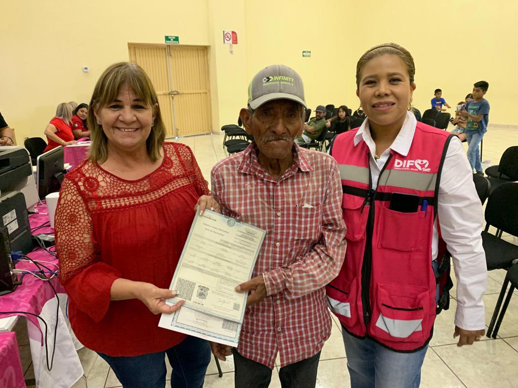 RcivilCoahuila's tweet photo. Cerramos esta semana entregando 1467 servicios a nuestros amigos y amigas de los municipios de Hidalgo y Acuña, dando de esta forma certeza a sus actos del estado civil. https://t.co/P9sU86nF89