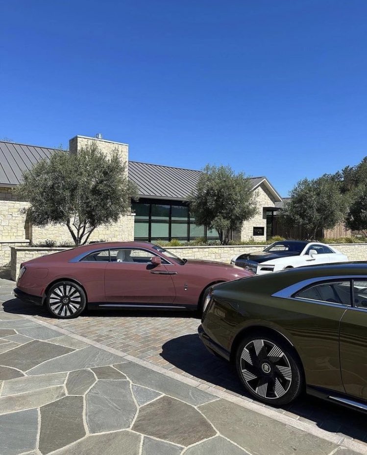 Shtreetwear's tweet photo. All Electric Rolls Royce Spectre https://t.co/OS4UHGb9w1