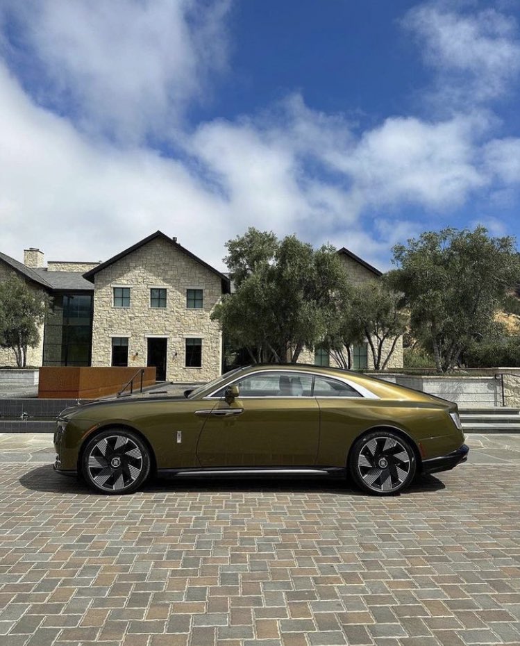 Shtreetwear's tweet photo. All Electric Rolls Royce Spectre https://t.co/OS4UHGb9w1