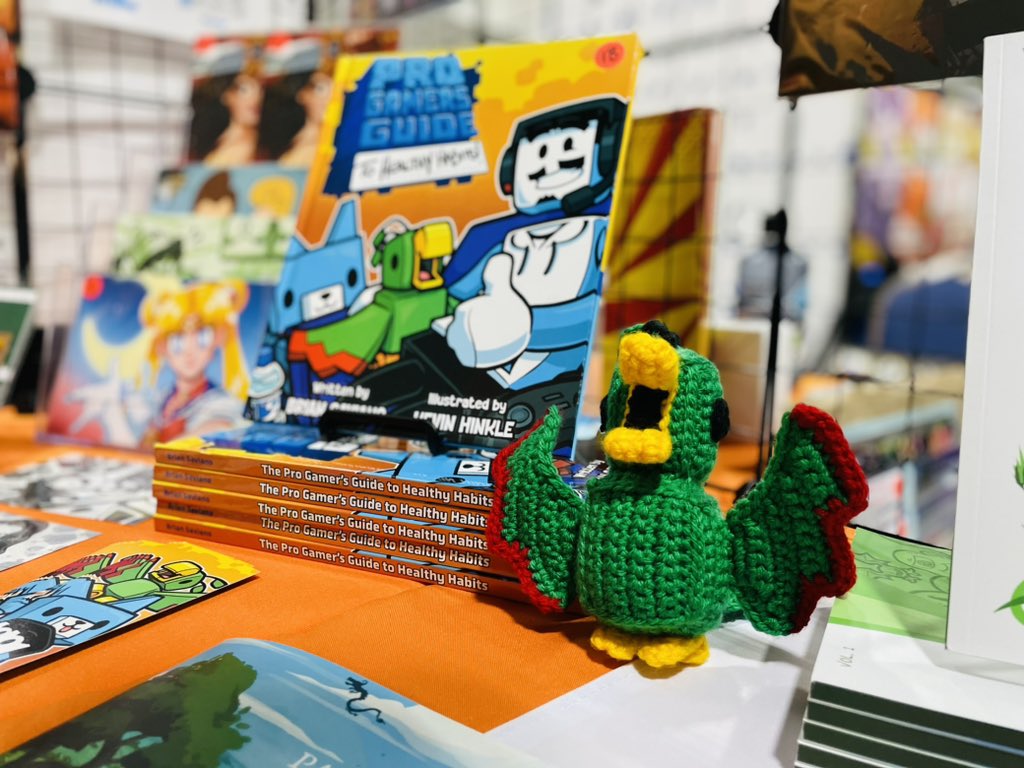 MrHinkleDraws's tweet photo. Me & Pauly the Parrot, from @ProGamersGuide, are at #SpringfieldComicCon this weekend in Springfield, MA! Table 308 in the #ArtistAlley, come say hello and bring home some art! 🦜 #MrHinkleDraws #ProGamersGuide #Art https://t.co/gcxpzJMqRx