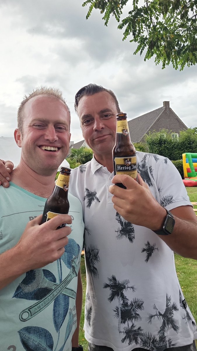 moovoorkoning's tweet image. Wist u dat..... dit de voorzitter van de fanclub op de foto staat met onze @_Moo_6  #moovoorkoning #coenuhhhh #buurtbbq