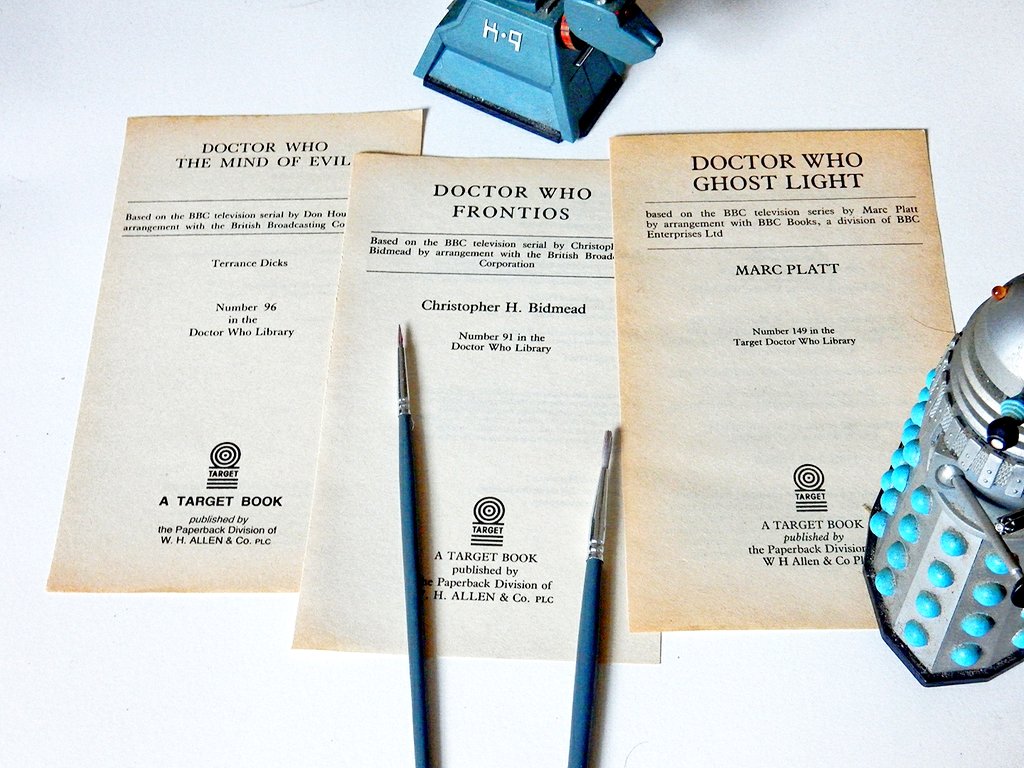 Picking up where we left off! 
*Very* exciting subjects to paint in the #DoctorWho department.
Even a wee bit unusual, we could say. Any guesses? 🤔☺

Plus a very special 🐈🐈🐾 portrait.
Catching up and being busy will be good! Looking forward to these  commissions.