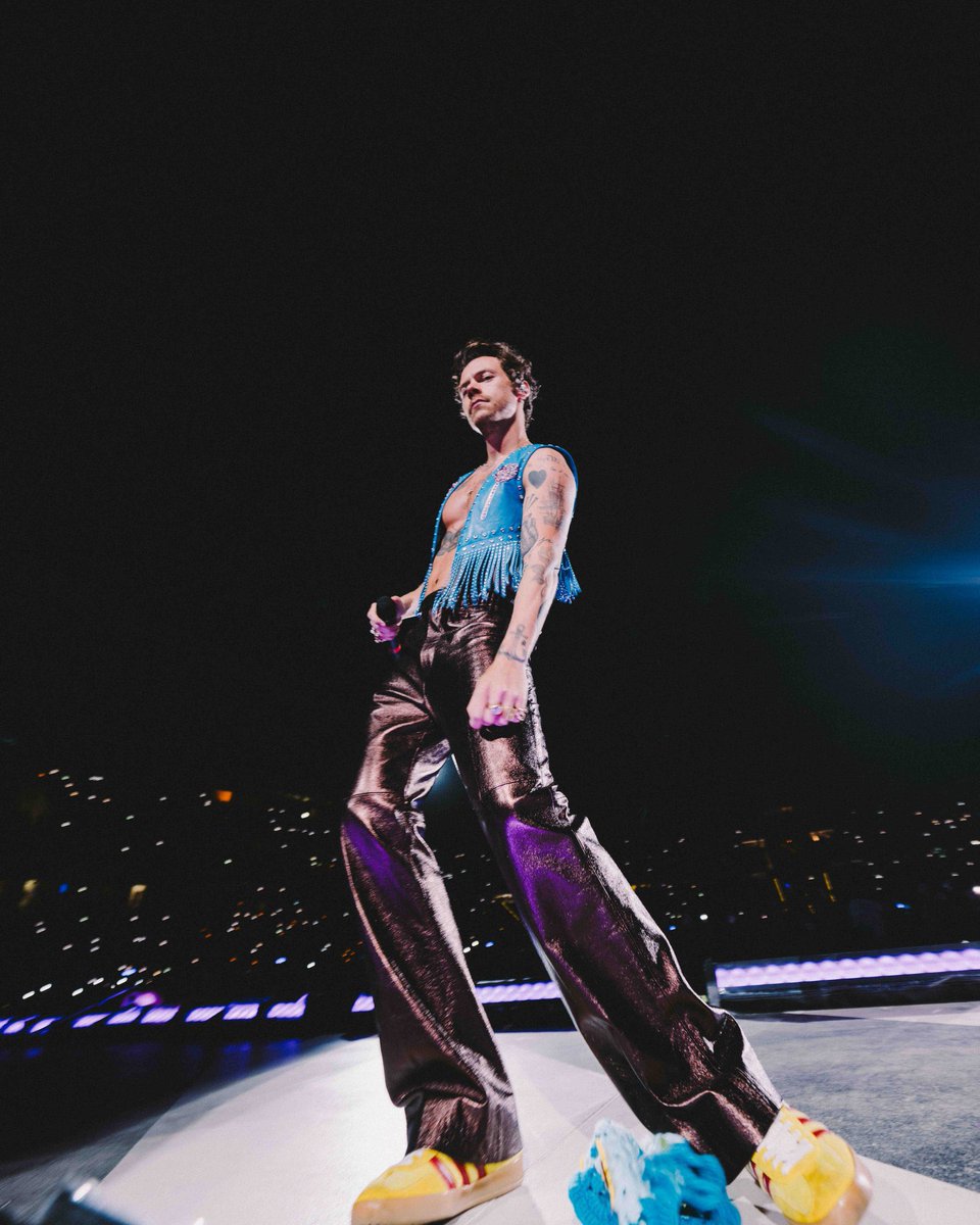 hsbandflorals's tweet photo. Harry on stage in Barcelona ! #LoveOnTourBarcelona 

📸 Lloyd Wakefield https://t.co/Hk7jPr0ddl