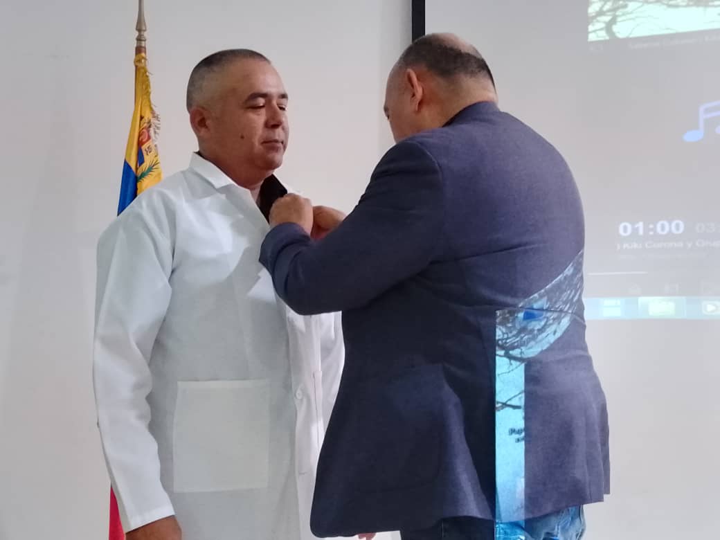Honrar el trabajo, sacrificio y entrega es uno de lo mas alta muestra de amor. Entrega de sello en reconocimiento a la labor realizada por parte del Dr. Manuel Maurera autoridad única de salud en el Estado #Bolivar. #ConTodosLaVictoria #70Moncada #CubaPorLaVida
