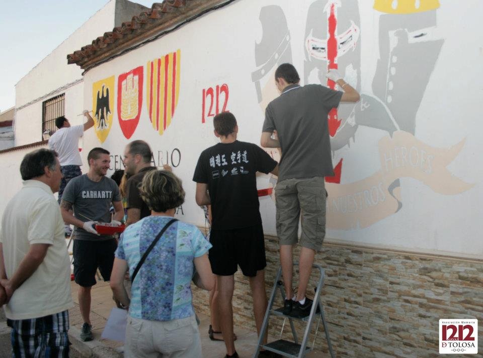 mannerbund__'s tweet photo. Si alguna vez os topáis con este mural de homenaje al VIII Centenario de las Navas de Tolosa. Acordaros de un servidor pintó los escudos de los 3 reinos en gran parte. 

Era 2012, en una llamada de los antepasados, junto con otros camaradas, en unos inolvidables jornadas. https://t.co/gP8mZcJdPH
