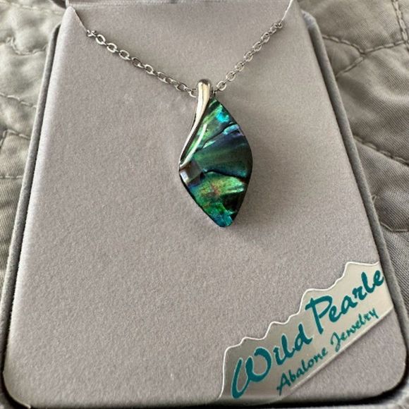 Foxyjeri's tweet photo. So good I had to share! Check out all the items I'm loving on @Poshmarkapp #poshmark #fashion #style #shopmycloset #wildpearl: https://t.co/YesmRhkMDk https://t.co/s5ZSVeBnCb