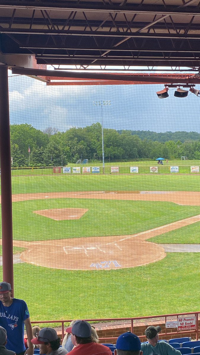 We had a storm they will reassess the field at 3 pm. So we continue with a rain delay.