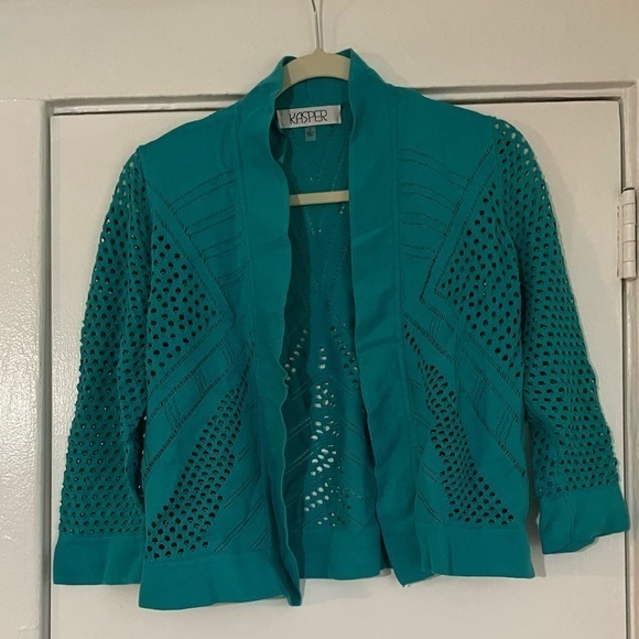 ShabbirKika's tweet photo. So good I had to share! Check out all the items I'm loving on @Poshmarkapp from @julietarod1 #poshmark #fashion #style #shopmycloset #kasper: https://t.co/kYgI9gXjQh https://t.co/vkgjZF02Gc