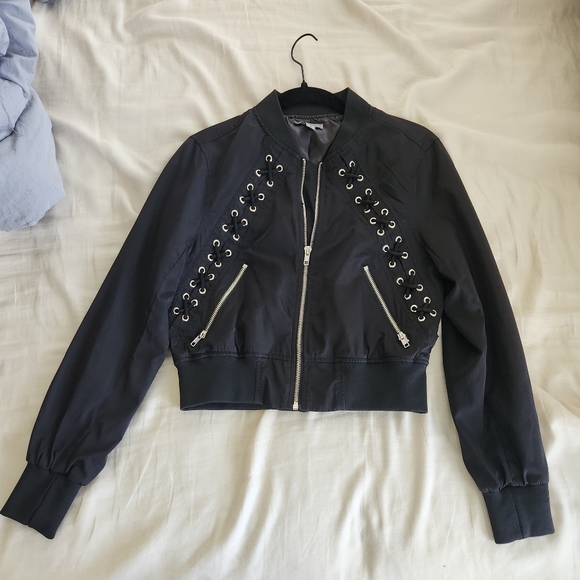 FoxandDoe's tweet photo. So good I had to share! Check out all the items I'm loving on @Poshmarkapp #poshmark #fashion #style #shopmycloset #anker: https://t.co/jFTAvwnS8n https://t.co/Dliu8jDkkN