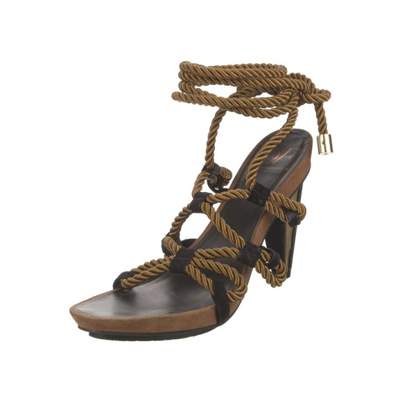 ShannonNic50's tweet photo. So good I had to share! Check out all the items I'm loving on @Poshmarkapp from @DEEPLYDONNAB #poshmark #fashion #style #shopmycloset #dianevonfurstenberg #jimmychoo: https://t.co/7Uj5D6Vy06 https://t.co/V4mEG4Rjkp