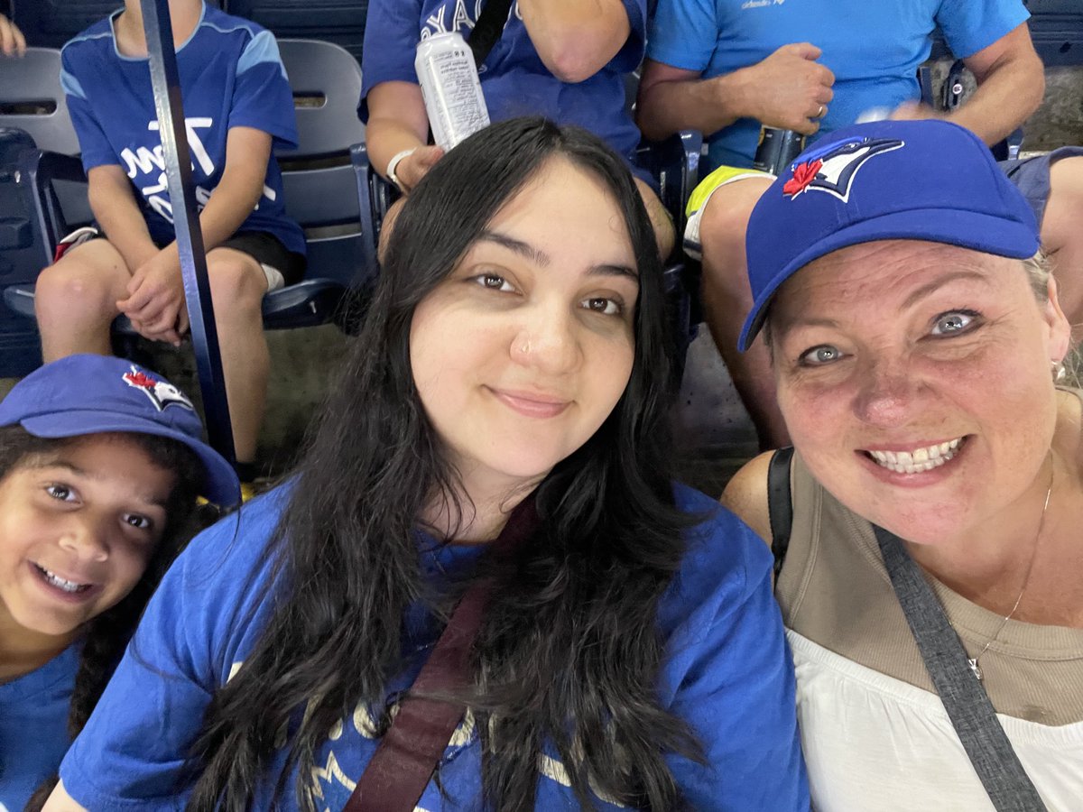 EntwistlePower's tweet photo. #NextLevel ⁦@BlueJays⁩ with my gals https://t.co/VQDh0G9Q5Q