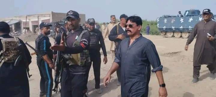 SindPolice15's tweet photo. کندھ کوٹ:ایس ایس پی عرفان سمو کے سربراہی میں گیہل پور کچے کے علاقے میں ڈاکٹر منیر احمد نائچ کی بازیابی کے لیے ڈاکوں کے خلاف سرچ آپریشن جاری ہے 

کندھ کوٹ: پولیس نے ڈاکوؤں کے درجنوں گھروں کو مسمار کر کے اگ لگا دی ہے 

کندھ کوٹ: ضلع بھر کی بھاری نفری کچے کے علاقے میں موجود ہے https://t.co/DJZQ0524rI
