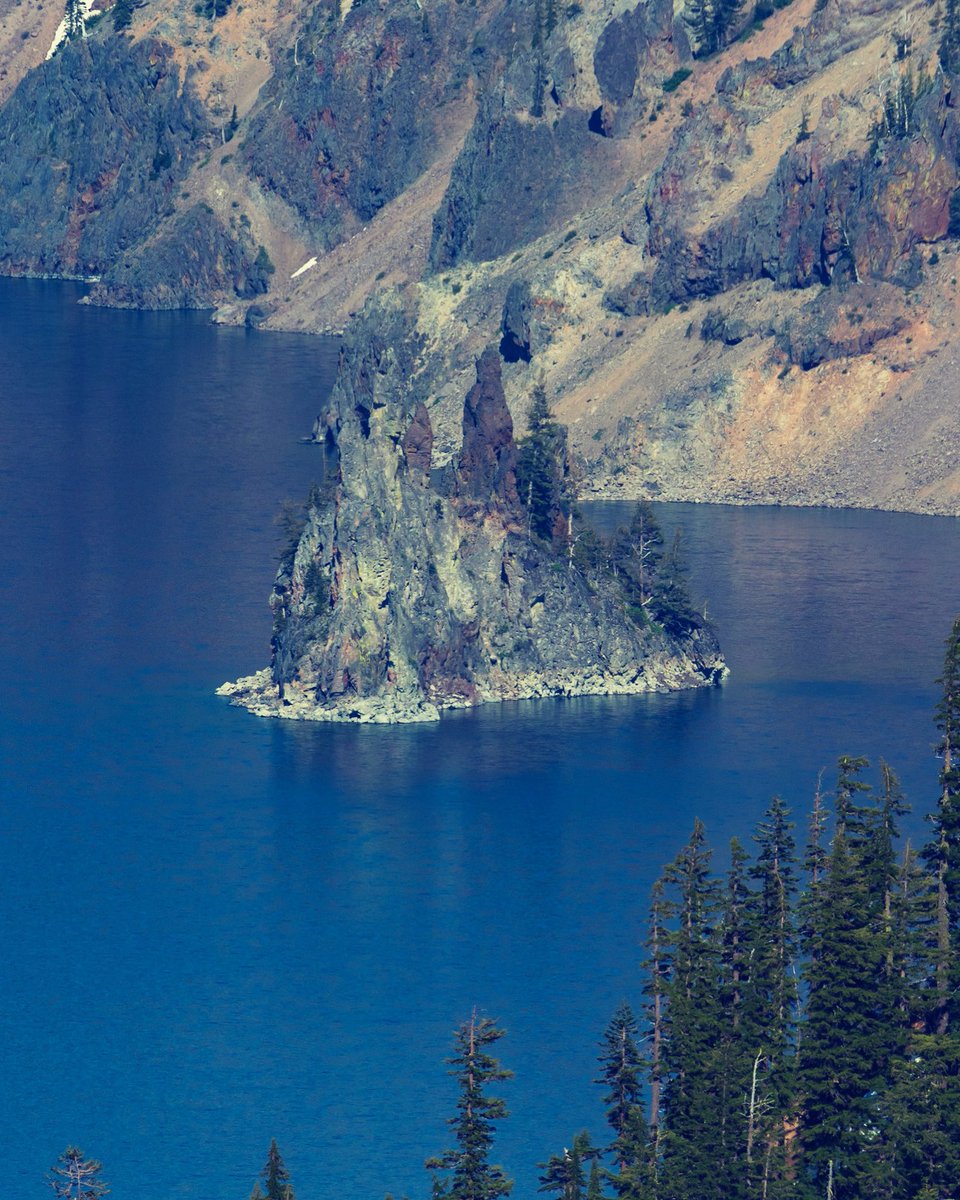 Jassnight's tweet photo. Phantom Ship Island in Crater Lake is over 16 stories high and made of erosion resistant lava. This is the closest I could get to it since most of the Rim Road was closed due to the excessive amounts of snow still in the park. #craterlakenationalpark #oregon #phantomshipisland https://t.co/KeUSu9bl8v