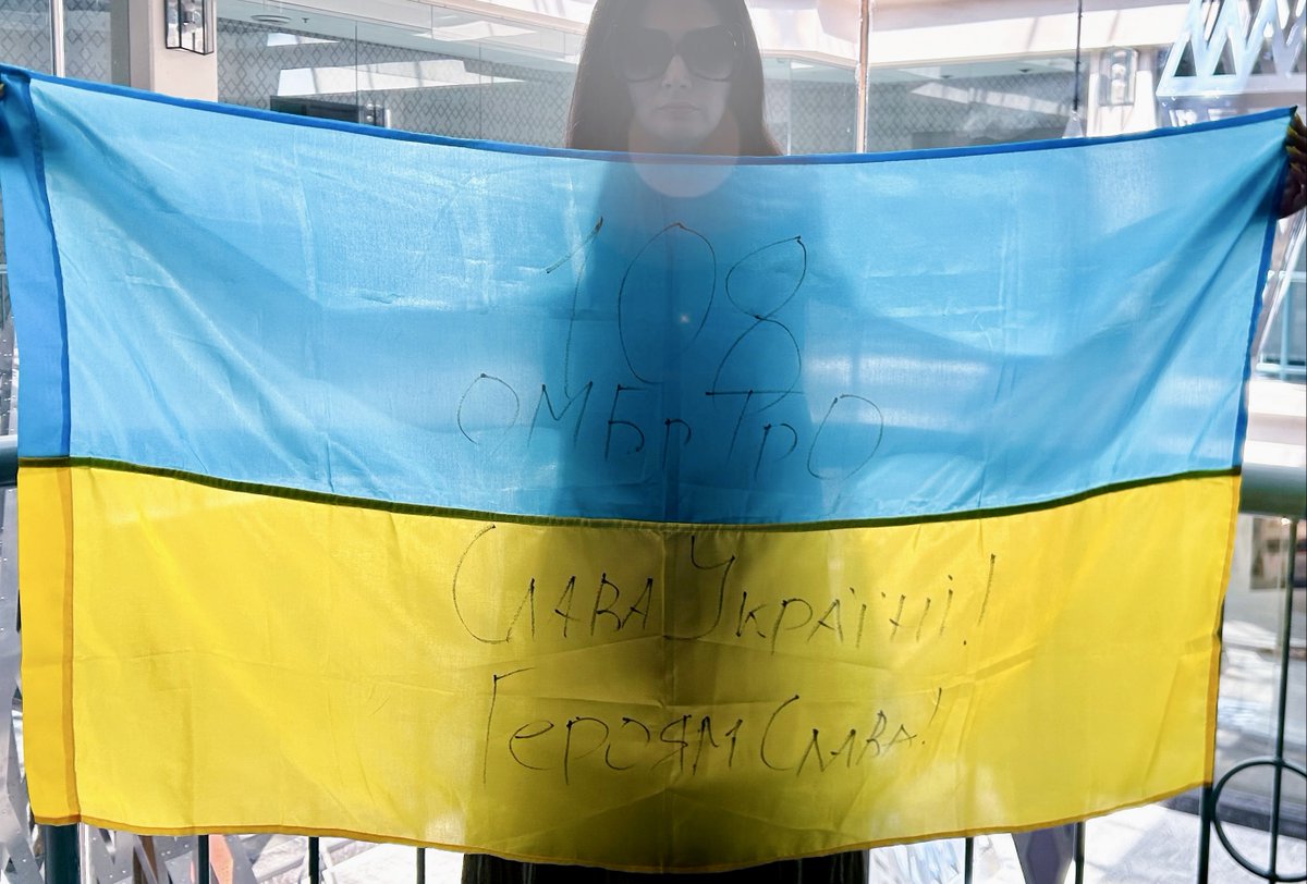 sabrinarmf's tweet photo. Although our raffle is only for residents of BC, I miiiiiight have another one of these breathtaking flags available in my upcoming #YVRScreenSceneForUkraine auction, which kicks off on July 24 and is open to people all over the world. And it miiiiiight look something like this https://t.co/6isU3ZXtvC