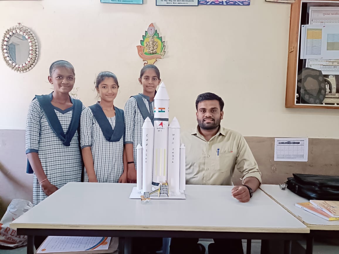ચંદ્રયાન 3 ની મોડલ દ્વારા વિદ્યાર્થીઓને સમજ લાકડિયા કેળવણી મંડળ સંચાલિત હાઈસ્કૂલ તાલુકો ભચાઉ જિલ્લો-કચ્છ