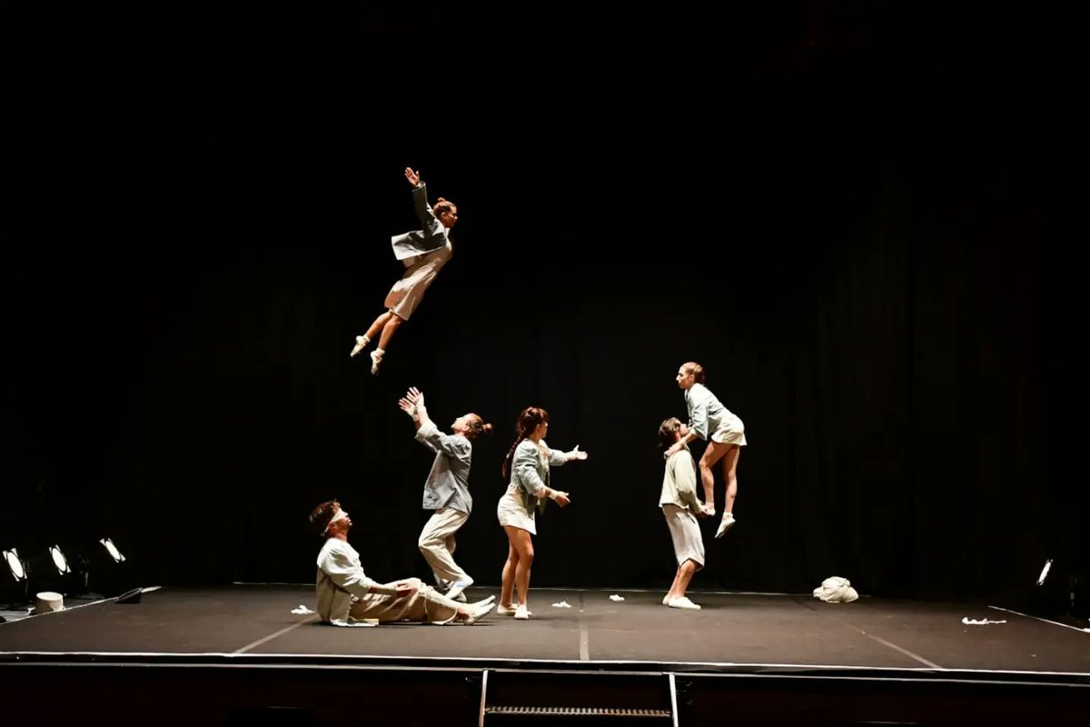 LpaCultura's tweet photo. #27temudas presenta baile acrobático de ejecución impecable que ha llegado gracias a la compañía murciana UParte 🙌
🎭🎶🩰
El montaje nos quita las capas que ocultan la esencia de cada uno: «DesPROvisto» muestra a unos impecables acróbatas y un nivel técnico extraordinario https://t.co/WB0ZNAtHDx