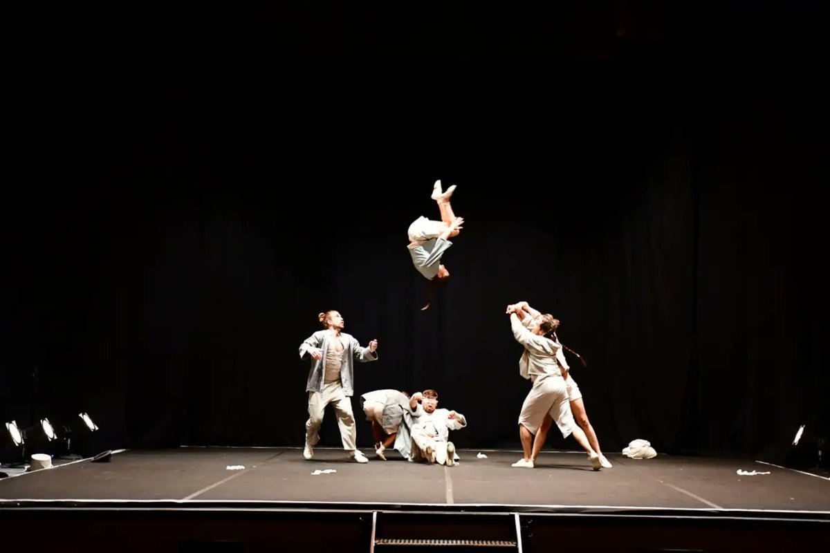 LpaCultura's tweet photo. #27temudas presenta baile acrobático de ejecución impecable que ha llegado gracias a la compañía murciana UParte 🙌
🎭🎶🩰
El montaje nos quita las capas que ocultan la esencia de cada uno: «DesPROvisto» muestra a unos impecables acróbatas y un nivel técnico extraordinario https://t.co/WB0ZNAtHDx