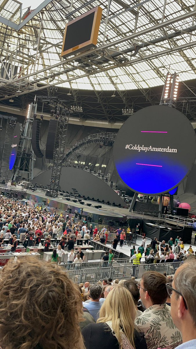 CuriousasPotter's tweet photo. What an atmosphere !!! #ColdplayAmsterdam https://t.co/Ngn7vTuu41