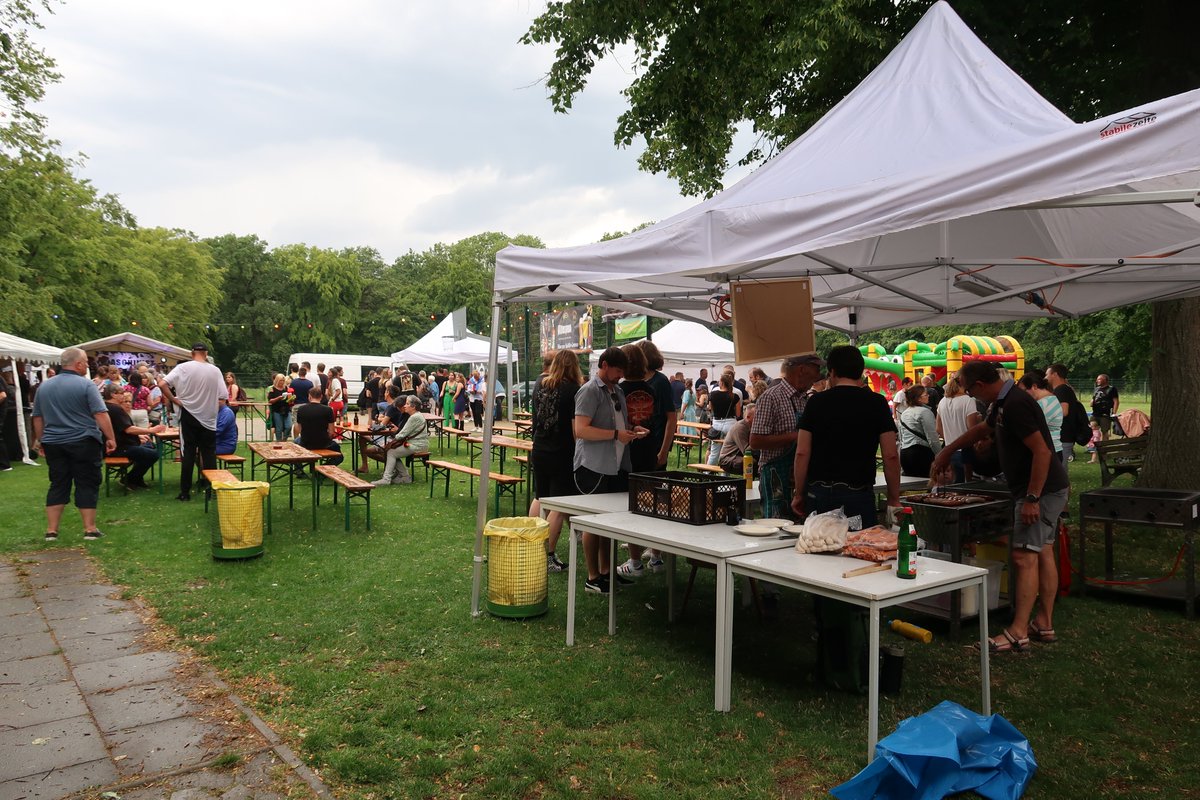 BuchTill's tweet photo. Auftakt mit den Rockin' Rats aus Peine, dann Kunstlärm aus Soest, Lirum Larum aus #Geitelde und zum Abschluss Maschinist aus Nürnberg. Konnte selbst leider nur den Anfang miterleben, wahrscheinlich ist noch alles in vollem Gange. https://t.co/EVCLcmctOk