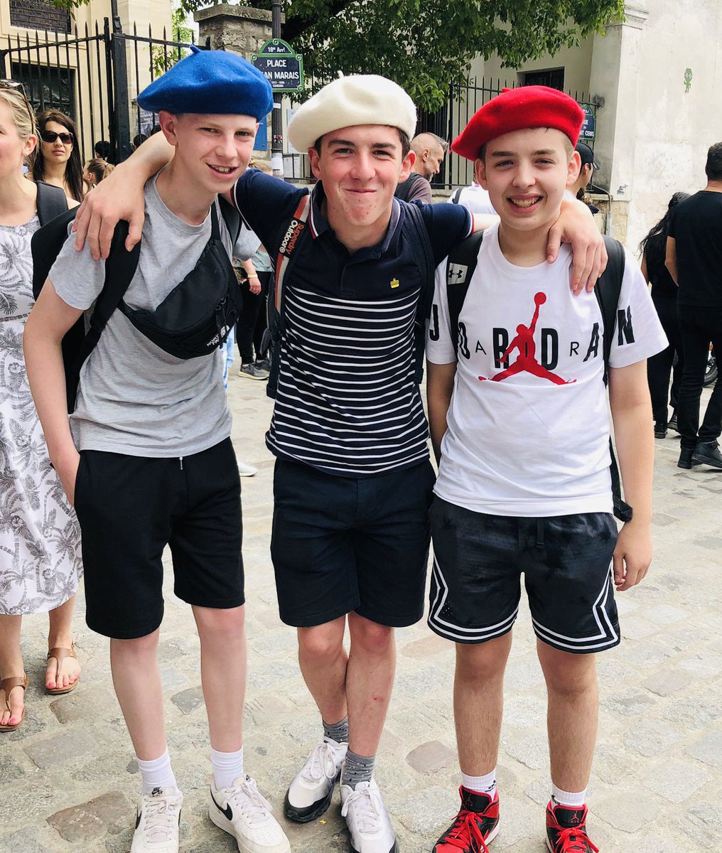 HelenaRomanes's tweet image. When in Paris…#berets #mfl #france #schooltrip