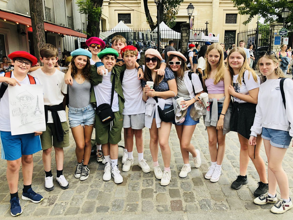 HelenaRomanes's tweet image. When in Paris…#berets #mfl #france #schooltrip