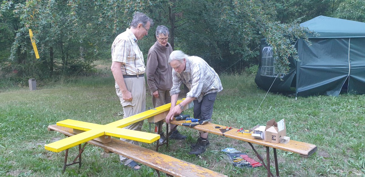 Nun sind wir am nächsten Übernachtungsplatz in Auderath angekommen.
Grosse Dinge werfen den Schatten voraus...