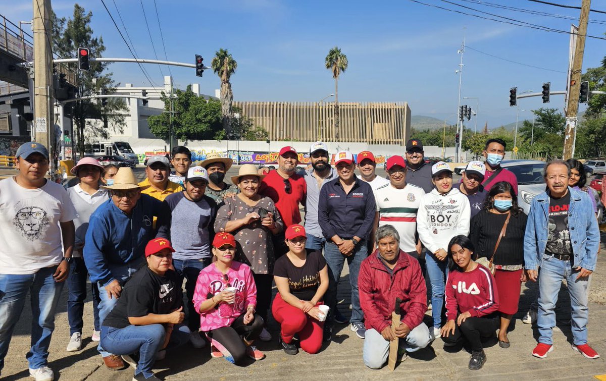 lopezneliolenin's tweet photo. ¡Que viva la #Guelaguetza!

El equipo de #PoderTerritorial del @PTnacionalMX participó en un tequio para mejorar y embellecer la ciudad de #Oaxaca en el marco de la fiesta más grande la las y los oaxaqueños; la Guelaguetza.

Agradecemos la invitación de nuestro amigo @noejaracruz https://t.co/199lj5QefY