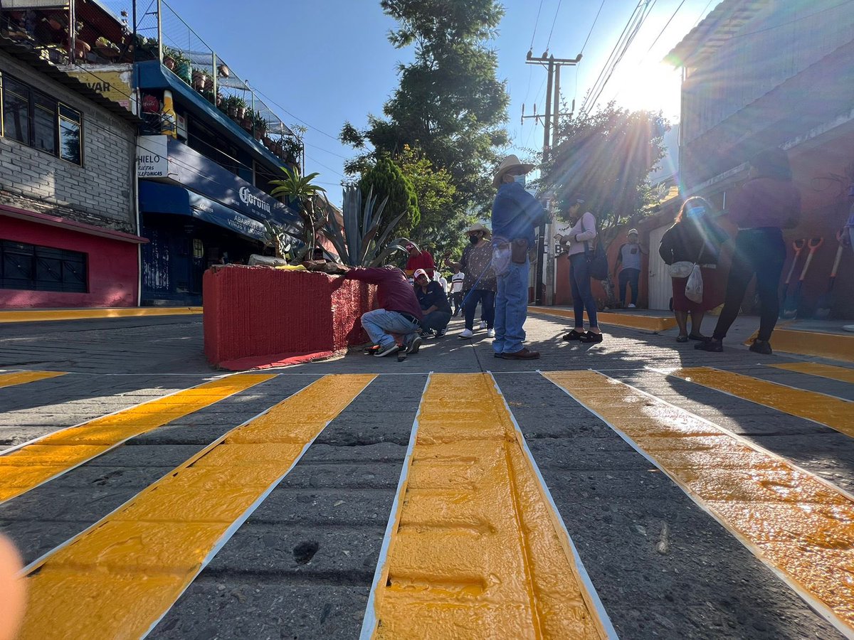 lopezneliolenin's tweet photo. ¡Que viva la #Guelaguetza!

El equipo de #PoderTerritorial del @PTnacionalMX participó en un tequio para mejorar y embellecer la ciudad de #Oaxaca en el marco de la fiesta más grande la las y los oaxaqueños; la Guelaguetza.

Agradecemos la invitación de nuestro amigo @noejaracruz https://t.co/199lj5QefY