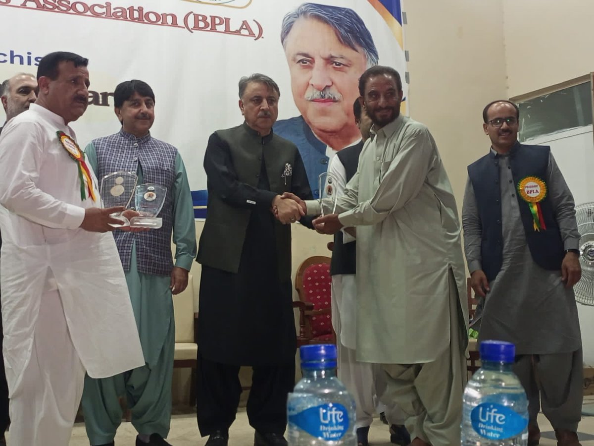 zeerak_aj's tweet photo. کوئٹہ 15 جولائی:گورنر بلوچستان ملک عبدالولی خان کاکڑ نے بلوچستان پروفیسرز اینڈ لیکچررز ایسوسی ایشن (بی پی ایل اے) کے زیر اہتمام منعقدہ حلف برداری تقریب سے خطاب کرتے ہوئے کہا کہ حلف برداری محض ایک روایتی رسم نہیں ہے بلکہ حلف برداری ایک ذمہ داری نبھانے کا نام ہے (1) https://t.co/o1NXw4QiMT