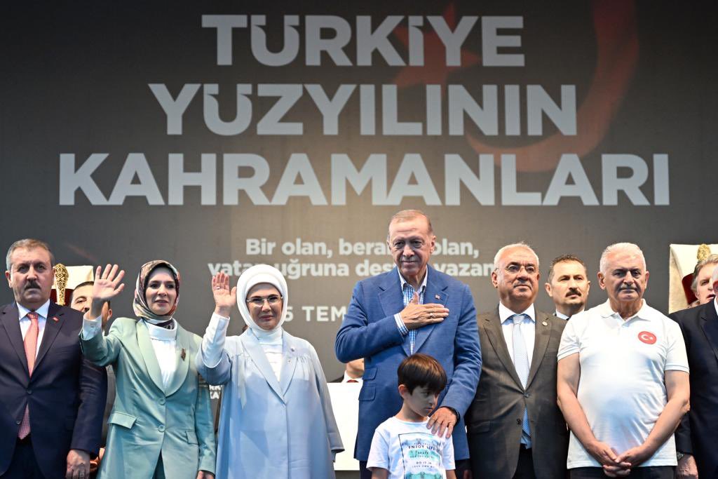 Mustafa_Destici's tweet photo. Cumhurbaşkanımız  Sayın Recep Tayyip Erdoğan’la birlikte  15 Temmuz hain darbe girişiminin 7. yılında İstanbul Beylerbeyi Stadyumu’nda düzenlenen “ Türkiye Yüzyılının Kahramanları”  programına katılarak şehitlerimizi rahmetle ve şükranla yâd ettik. https://t.co/6ohnZITaPn