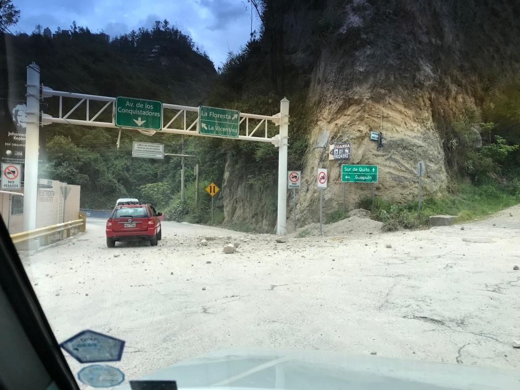 AMT_Quito's tweet photo. #AMTInforma🚨| Se registra un deslizamiento de tierra en el sector de Guápulo.

⚠️ Tenga precaución si conduce por el sector. https://t.co/JLfhrzDrZE