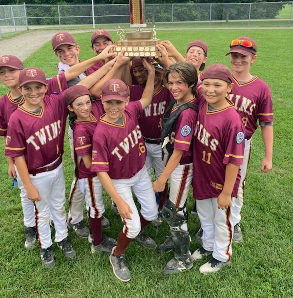 OWLLD2's tweet photo. Congrats to the Twins on their victory over East Nepean today, clinching the D2 championship!!! Final Twins 5 - Eagles 4
Next: major provincials hosted by #OWLLTwins at Pinecrest Major, starting Thurs July 20th.
#Ottawa #Baseball #LittleLeague #OWLL #ONMajor #MajorProvincialsON https://t.co/7CcOTkwB1y