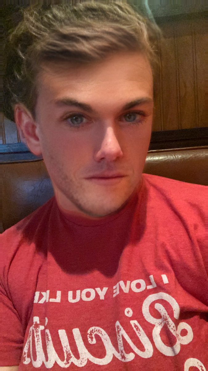Oh Snapchat and their filters…. Why do I look like the shortest guy at the frat party?! 🤣🤣 #shortking