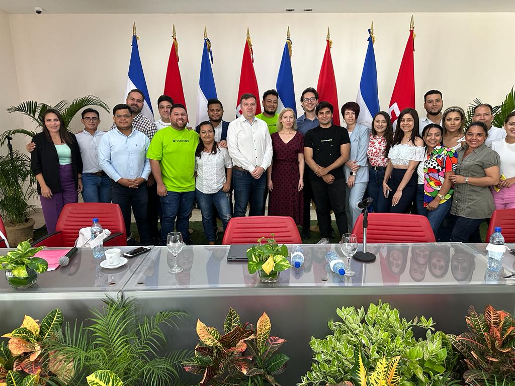 Concluye el taller de RT en español sobre Estrategias de Información con Imagenes y Recursos Audiovisuales. 
Este es el grupo de periodistas ganadores de las presentaciones de trabajos grupales de RT en español. 
Entre ellos La Sandino en todas partes .