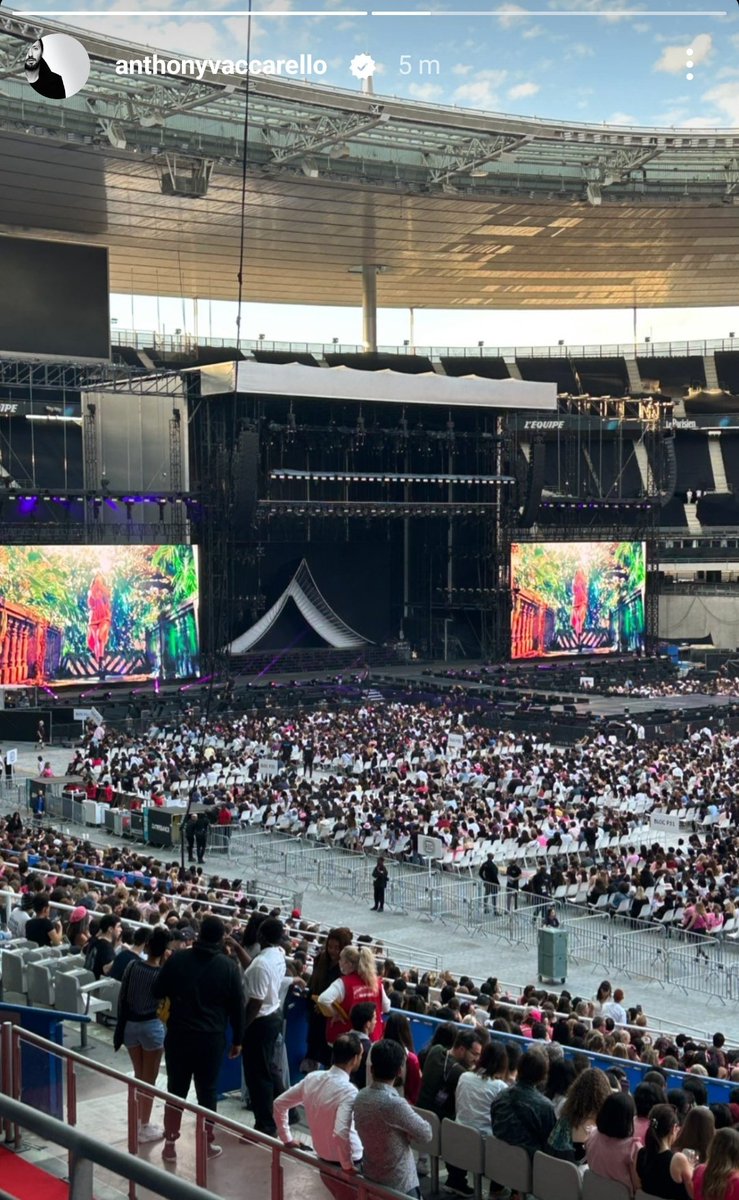 chaeustic's tweet photo. No because which celebrity got the whole team of a luxury brand including the Creative Director to come and show support at their concert . YSL loves Rosé so much https://t.co/Wrp1uLtbhs