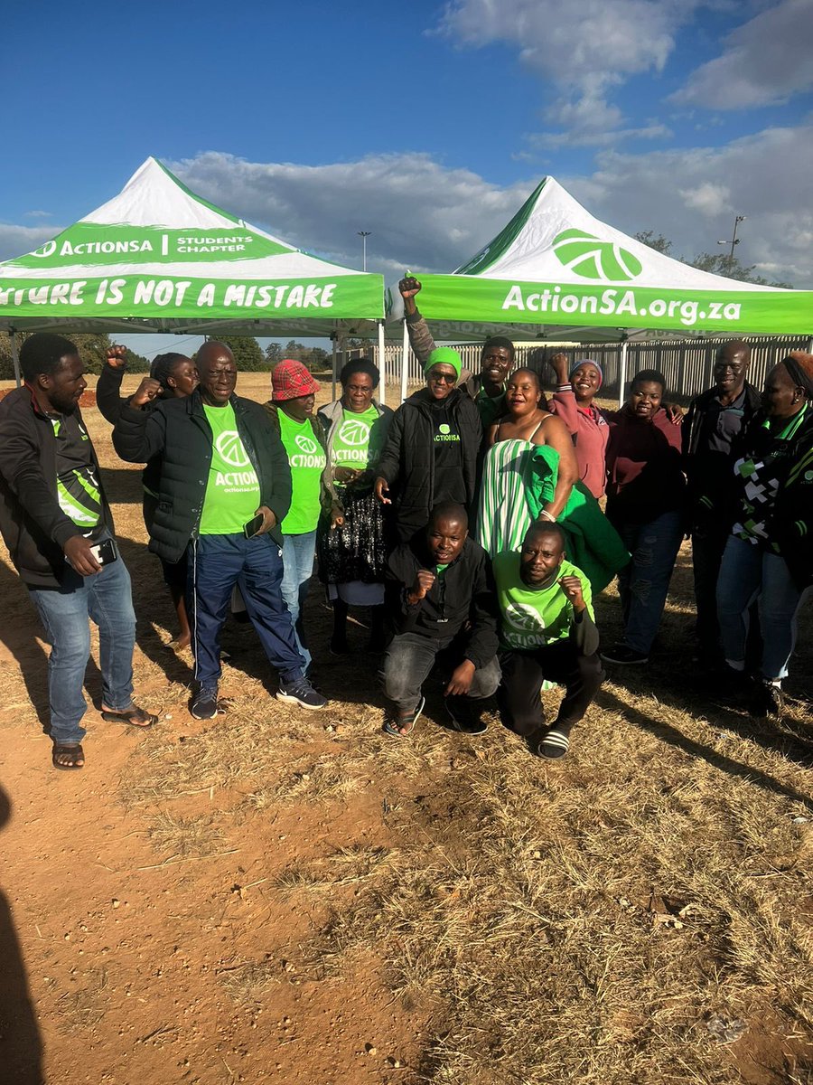 Vhembe East and Vhembe West Regional leaders, <a href="/ramakuwela_f/">Florence Ramakuwela</a> and @basanikubayi, gathered actionairs from both regions to embark on a cleaning campaign. 

Well done to the team. We hope this will be the first of many inter-Regional cleaning campaigns that will help fix SA🇿🇦💚