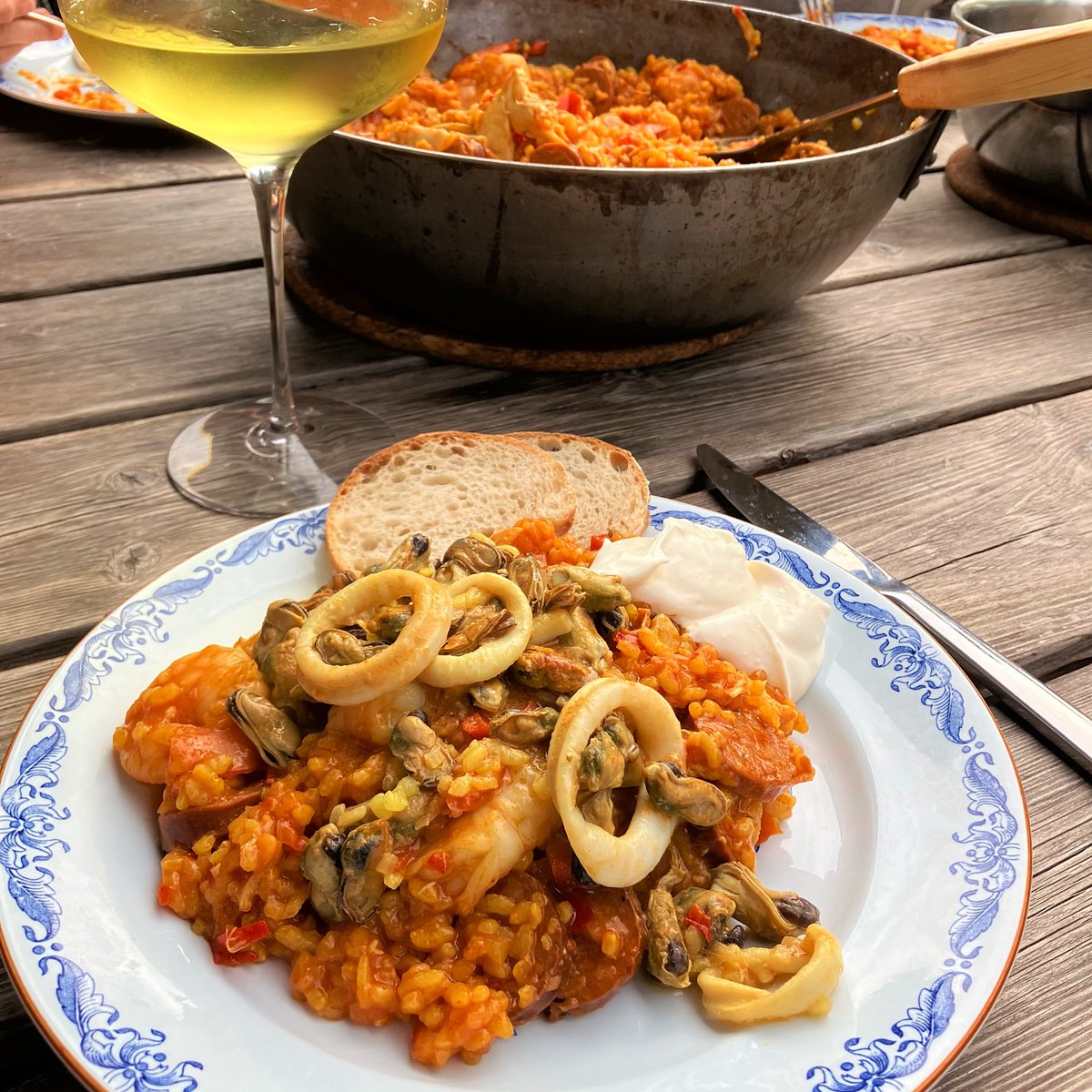 Paellalördag med chablis.