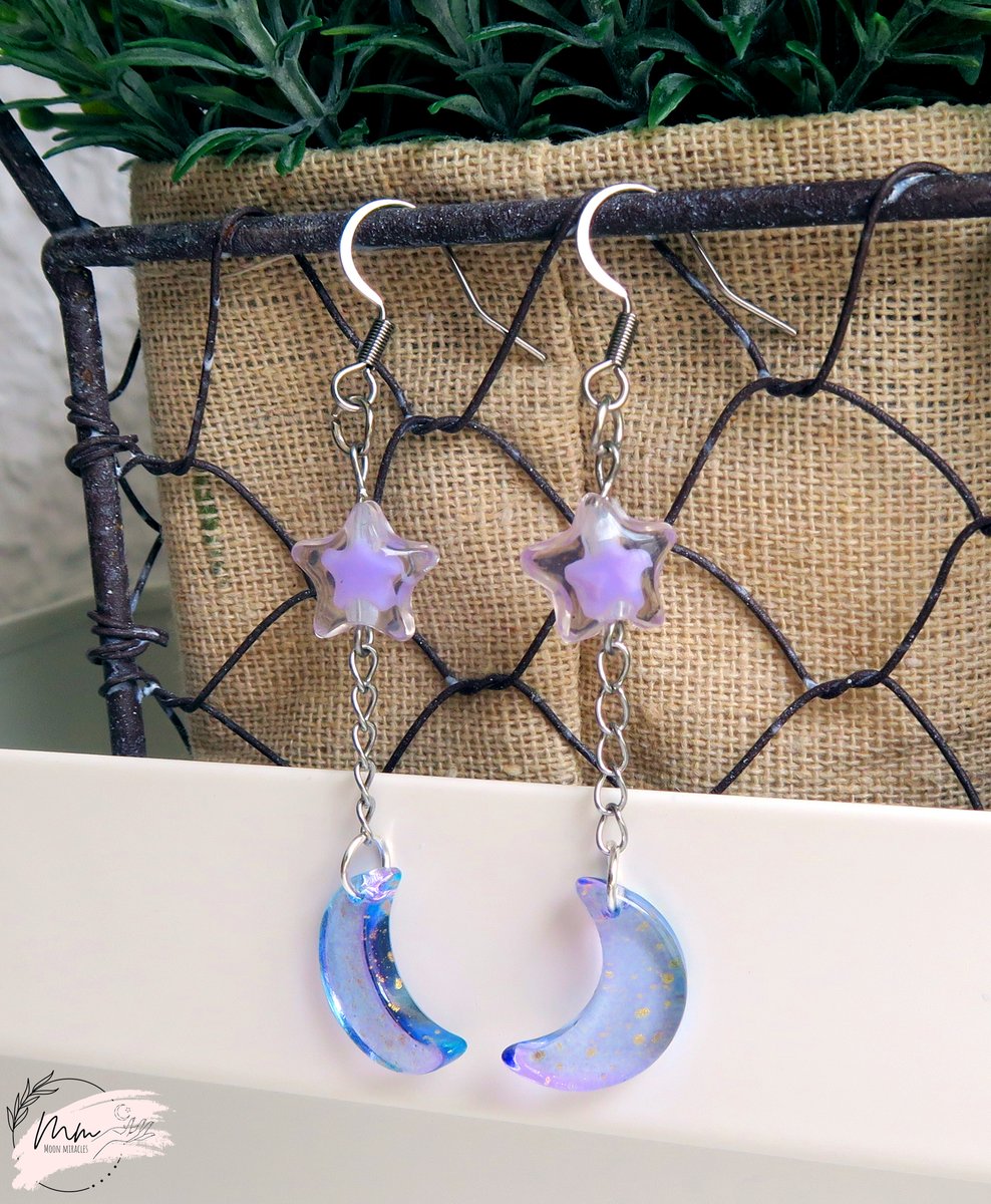 MoonMiraclesArt's tweet photo. ¿Alguien obsesionade con la luna aquí? ¿O tal vez con las estrellas? Tranquiles, que tenemos cubiertas ambas cosas. Nuestra colección de pendientes Moonshine (¡las lunas son de cristal!) es ideal para las noches de verano.

🔹Precio del conjunto: 13€
🔹Envío certificado: 2,50€ https://t.co/TjQMLZ07I7
