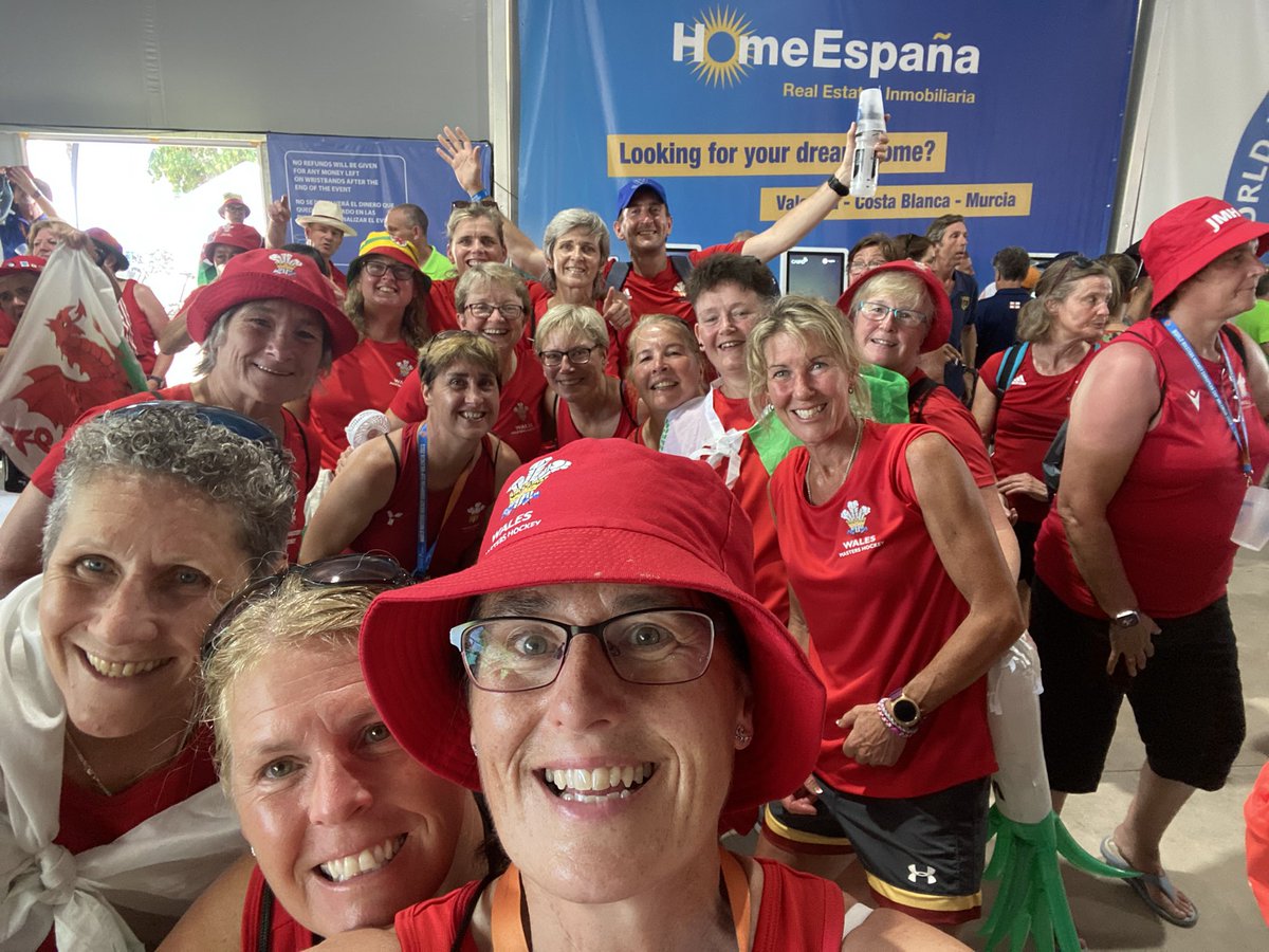 Ready for the opening ceremony! #Waleshockey #Mastershockey #EuropeanChampionships #Valencia #playingforthedragon ❤️🏴󠁧󠁢󠁷󠁬󠁳󠁿🏑🐉