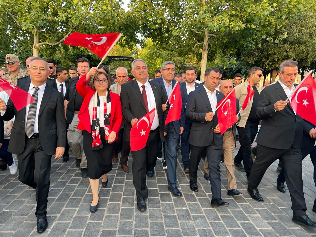AKPartiG_Antep's tweet photo. 📌 Kortej Yürüyüşü 

#15Temmuz Demokrasi ve Milli Birlik Günü etkinlikleri kapsamında İl Başkanımız Sn @muratcetin27 , @GaziantepBeld Başkanımız Sn @FatmaSahin, Milletvekillerimiz ve saygıdeğer hemşehrilerimizle birlikte; Kortej yürüşü gerçekleştirildi. https://t.co/4lDdYbtQRT