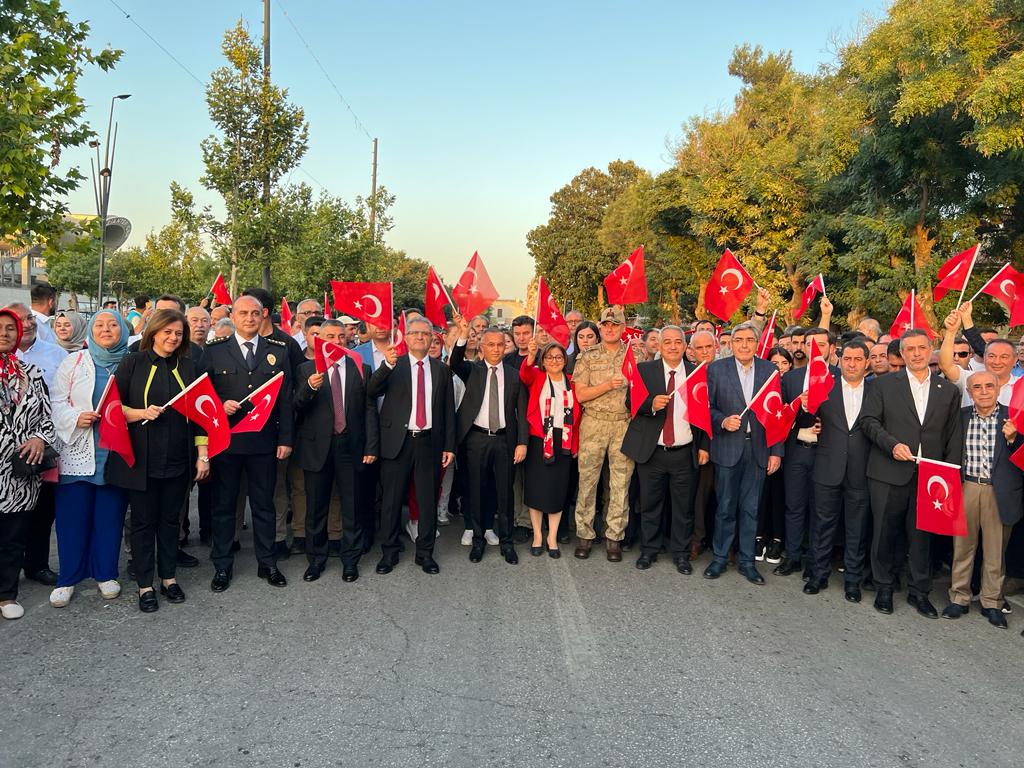 AKPartiG_Antep's tweet photo. 📌 Kortej Yürüyüşü 

#15Temmuz Demokrasi ve Milli Birlik Günü etkinlikleri kapsamında İl Başkanımız Sn @muratcetin27 , @GaziantepBeld Başkanımız Sn @FatmaSahin, Milletvekillerimiz ve saygıdeğer hemşehrilerimizle birlikte; Kortej yürüşü gerçekleştirildi. https://t.co/4lDdYbtQRT