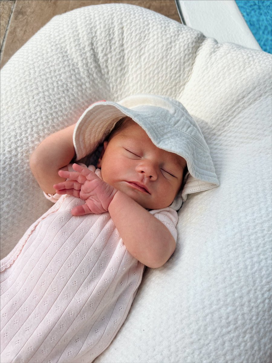 My new baby girl, Harlow Jeanne. 🤍🥹