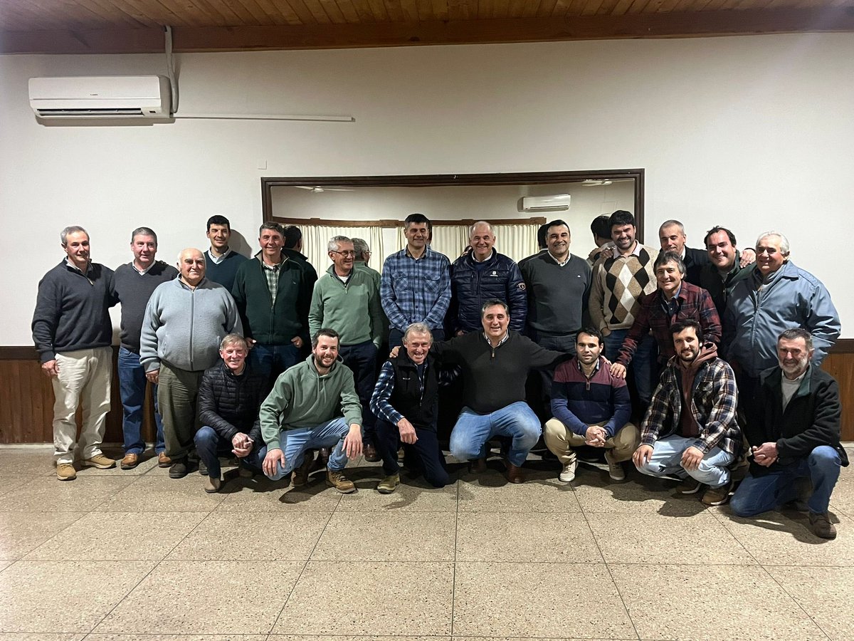 cradeco's tweet photo. A través de una emotiva cena, productores socios de @cradeco homenajearon el paso  del Ing. Agr. @GabrielBagnato por la cooperativa,  quien supo gerenciarla durante los últimos años. Nuestros mayores deseos de éxitos para Gabriel en su nueva etapa laboral!! https://t.co/EVt8fYAkMe