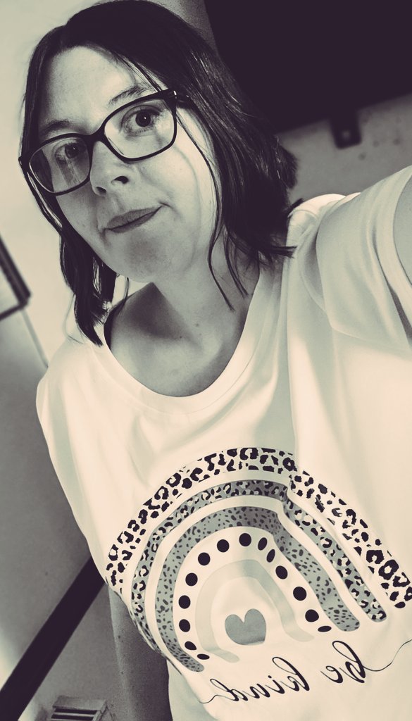 Emma_lynn_88's tweet photo. "Keep your face always toward the sunshine and shadows will fall behind you." #BeKindAlways https://t.co/JJc9oZzQ9q
