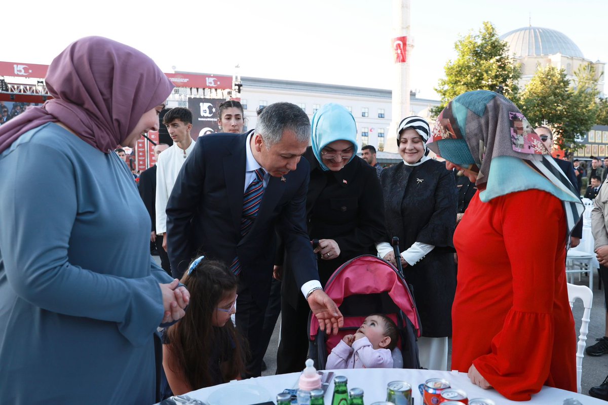 T.C. İçişleri Bakanlığı (@tc_icisleri) on Twitter photo "Tarihin dilinden düşmez bu destan
Nehirler gazidir, dağlar kahraman" 🇹🇷
Hain darbe girişiminin sene-i devriyesinde İçişleri Bakanımız Sayın <a href="/AliYerlikaya/">Ali Yerlikaya</a>'nın katılımlarıyla Gölbaşı Gazi Özel Harekat Başkanlığında düzenlenen programda kıymetli şehit ailelerimiz ve gazilerimizle "Tarihin dilinden düşmez bu destan
Nehirler gazidir, dağlar kahraman" 🇹🇷
Hain darbe girişiminin sene-i devriyesinde İçişleri Bakanımız Sayın <a href="/AliYerlikaya/">Ali Yerlikaya</a>'nın katılımlarıyla Gölbaşı Gazi Özel Harekat Başkanlığında düzenlenen programda kıymetli şehit ailelerimiz ve gazilerimizle