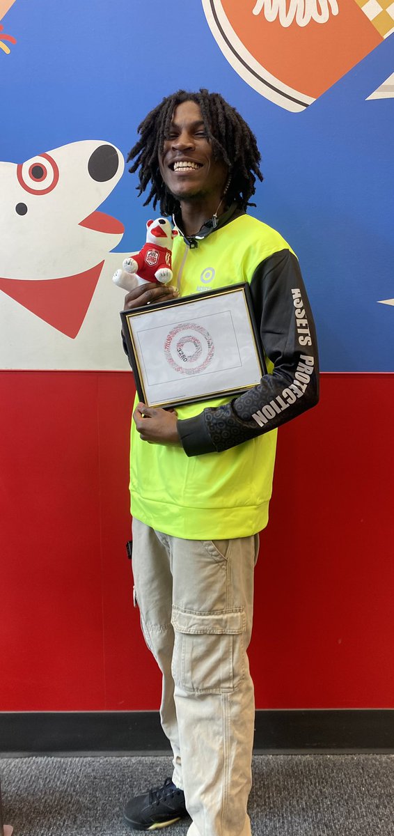 Annie_TGT's tweet photo. Congratulations to TSS Keyshawn for winning the You Matter Award!! Keyshawn, thank you for always going above and beyond in all that you do, whether it’s for safety, security, or for our guests! I appreciate you always making sure our store is running smooth front to back!🥳🤗👏🏼 https://t.co/UfSi81SeIR