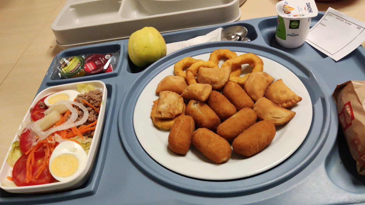PinkBlissey's tweet photo. La comida del hospital, cada día más sana y equilibrada, en fin https://t.co/AtL0h8KHE3